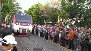 The train going throught the crowd of the people#train#crowd#solo#unique