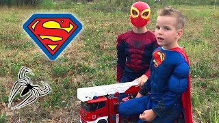 Челове́к-пау́к и Cупермен. Дети СУПЕРГЕРОИ спасают лес пожарной машиной BRUDER. Spider Man, Superman