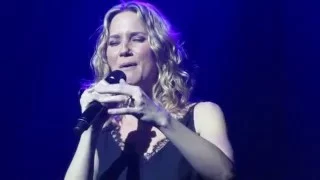 Jennifer Nettles - "She Used To Be Mine" (Live in Boston)