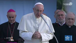 Papa Francesco prega per i giovani: "Signore, accompagnali nel cammino"