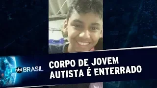 Corpo de jovem autista baleado na porta de casa é enterrado no RJ | SBT Brasil (04/11/19)