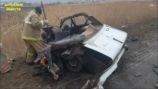 В Воронежской области легковушку «разорвало» после столкновения с грузовиком