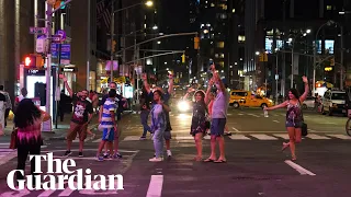 Residents direct traffic after power cut hits Manhattan