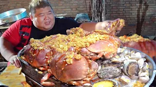 Houge treated friends to ten steamed brown crabs with chopped garlic sauce