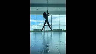 girl dancing on the pylon ---  красивая девушка танцует на пилоне