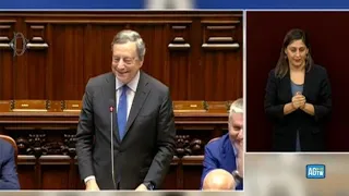 Draghi commosso alla Camera, il discorso e il lungo applauso : «Grazie, anche i banchieri...