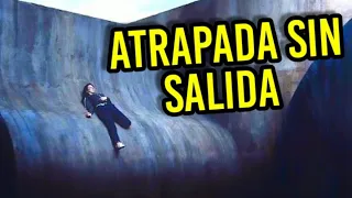 Chica Despierta en Medio de una Curva en la Pared que da Hacia un ABISMO | Resumen en 8 Minutos