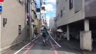 京都の自転車逆走暴走する馬鹿女しまいに対抗から来た自転車と正面衝突する馬鹿女