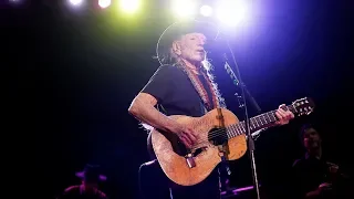 Ill Willie Nelson walks off stage before show starts