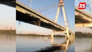 В соцсетях появилось видео очевидцев прыжка неизвестного с Октябрьского моста в Череповце