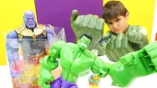 Hulk ve Thanos Marvel. Thanos’u akıllandırıyoruz