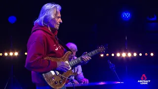 John McLaughlin: Straight No Chaser (Thelonious Monk)