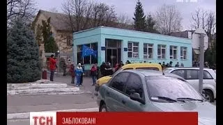 У Василькові вже більше доби люди блокують 750 військових