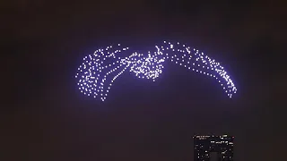 Un enjambre de drones ilumina el cielo