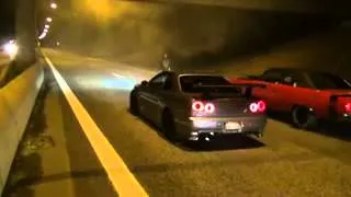 Nissan Skyline R34 GTR V Spec II vs Plymouth Road Runner