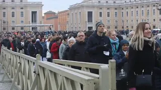 Ratzinger, la salma esposta a San Pietro: migliaia i fedeli in fila