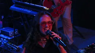 Joy Crookes - "Feet Don't Fail Me Now" (Live in Cambridge)