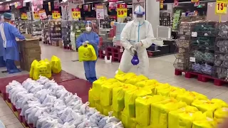 Staff sleep at supermarket to keep Shanghai fed