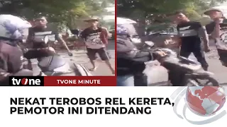 Detik-Detik Penjaga Palang Pintu Rel Tendang Pemotor yang Nekat Terobos | tvOne Minute