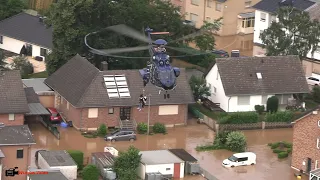 Hubschrauber retten Anwohner von Dächern bei Hochwasser-Katastrophe in Erftstadt | 15.07.2021