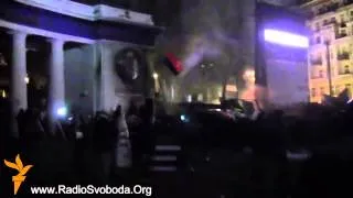Киев Грушевского. Беркут стреляет из винтовок  по людям 21 01 2014
