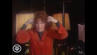 Алла Пугачева поет песню «Делу время» на «Голубом огоньке 1984–1985».