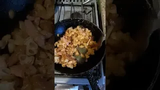 жареные макароны с колбасой | не липнет сковородка