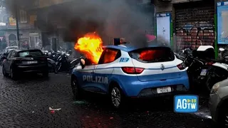 Guerriglia in centro a Napoli tra i tifosi e le forze dell’ordine: a fuoco le auto della polizia