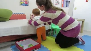 Как научить ребенка садиться из положения стоя