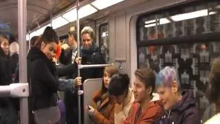 Lachen in der U-Bahn - official