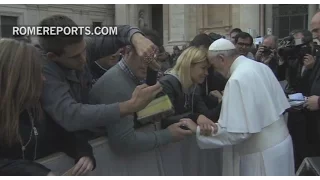 Argentine actress Eugenia Tobal brought to tears after hugging Pope Francis