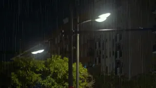 The scene of the rain falling softly under the street light 🌧️ The sound of rain washes away fatigue