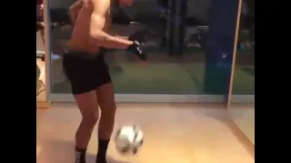 Neymar juggles the ball it's amazing what it does - incroyable ce qu'il fait