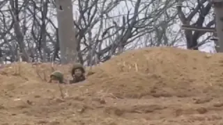 Российский снайпер поражает украинского военного в Харьковской области.