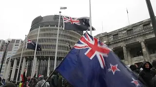 Los manifestantes antivacunas resisten a la Macarena en Nueva Zelanda