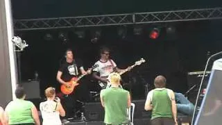 Guitarist Falls off Stage [EverythingFunny]