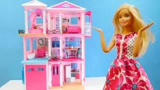 Spaß mit Barbie. Wir packen Barbies Haus aus. Tolles Video auf Deutsch