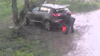 Мужик моет машину в ливень