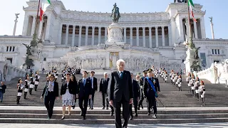 25 Aprile: Mattarella depone una corona d’alloro sulla Tomba del Milite Ignoto