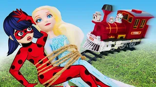 Леди Баг и Эльза Холодное Сердце — Видео с куклами, как куклы сбежали из шахты по железной дороге