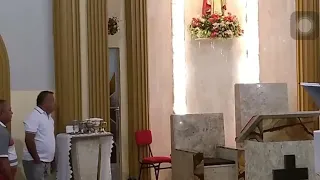 Very dumb thief robber attempt a robbery inside a Brazilian Catholic church