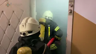 Ліквідація наслідків обстрілів та подальшої пожежі в багатоповерхівці у Подільскому районі