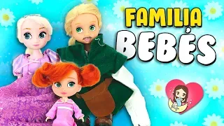 💜 ¡Las bebés Rapunzel, Elsa y Anna juegan a PAPÁS y MAMÁS!