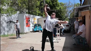 @CIRCUSSTRONGMAN толкает гирю "Гордеевская" весом 68 кг. 150 lbs jerk