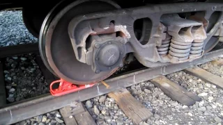 Закрепление одного вагона двумя башмаками с накатом. Securing one railway car with two brake shoes.