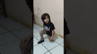 niño cantando y bailando Vuela vuela