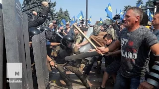 More Than 100 Ukraine Police Injured in Clashes With Protesters in Kiev | Mashable News