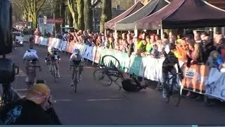 Spectator knocks out cyclist right before the finish line
