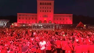 Report TV - 'Tirana Fan Zone në flakë', mijëra  tifozë kuqezi për kombëtaren