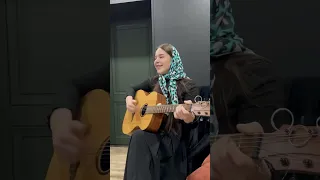 Деношца лехна ю хьо х1инцалц😻 Рузана Оздиева 😻 чеченка на гитаре 🫶🏻